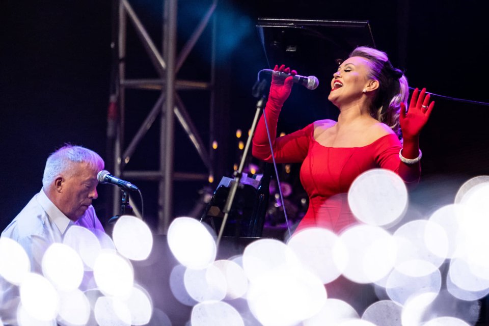 Klaipėdietė vokalistė Kristina Jatautaitė ant kojų pakėlė Turkijos publiką