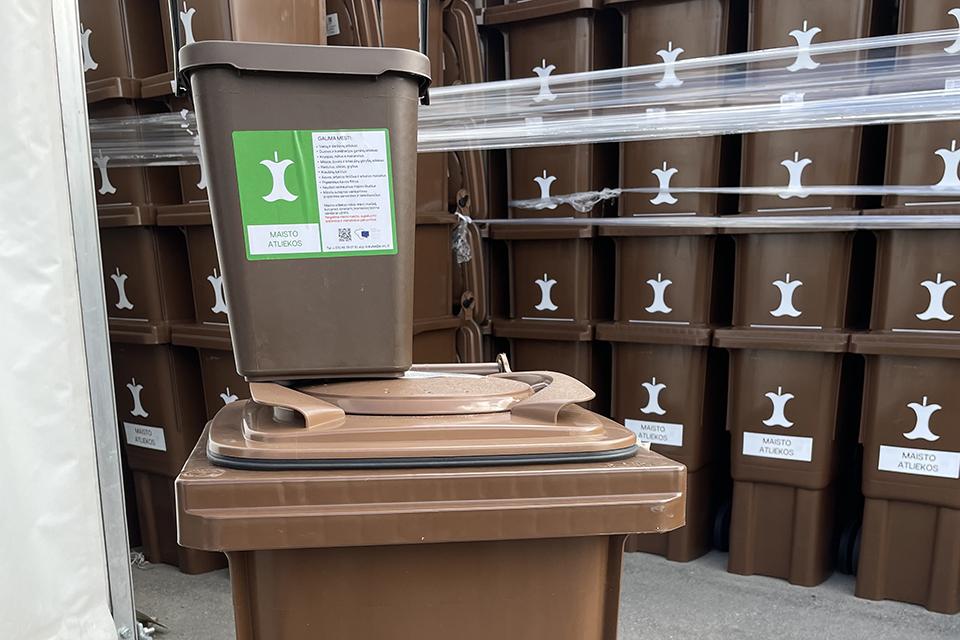 Rūšiuoti maisto atliekas klaipėdiečiams jau išdalinta apie 100 konteinerių komplektų