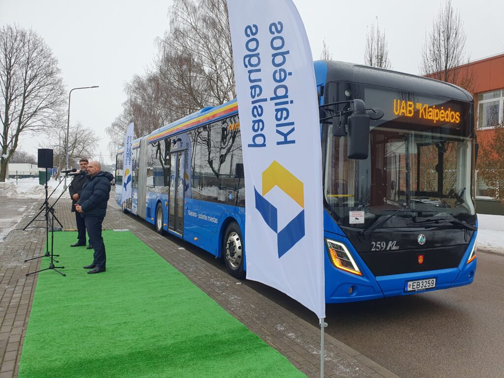 „Klaipėdos paslaugų“ autobusas ir vėliava