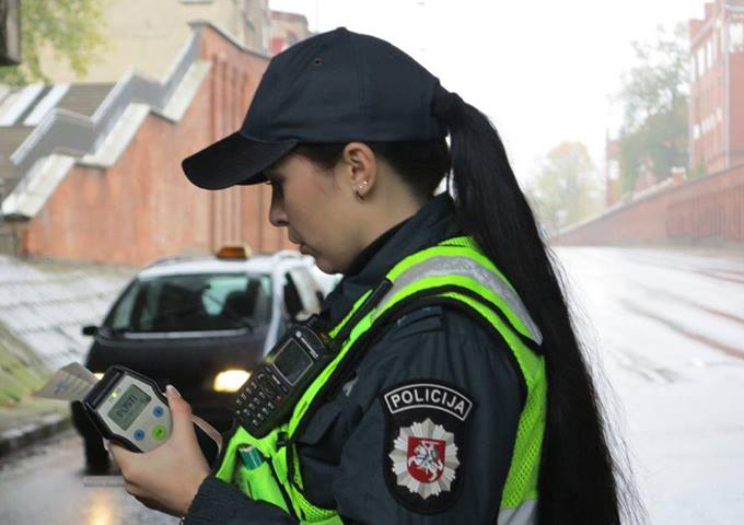 Policininkė su alkotesteriu