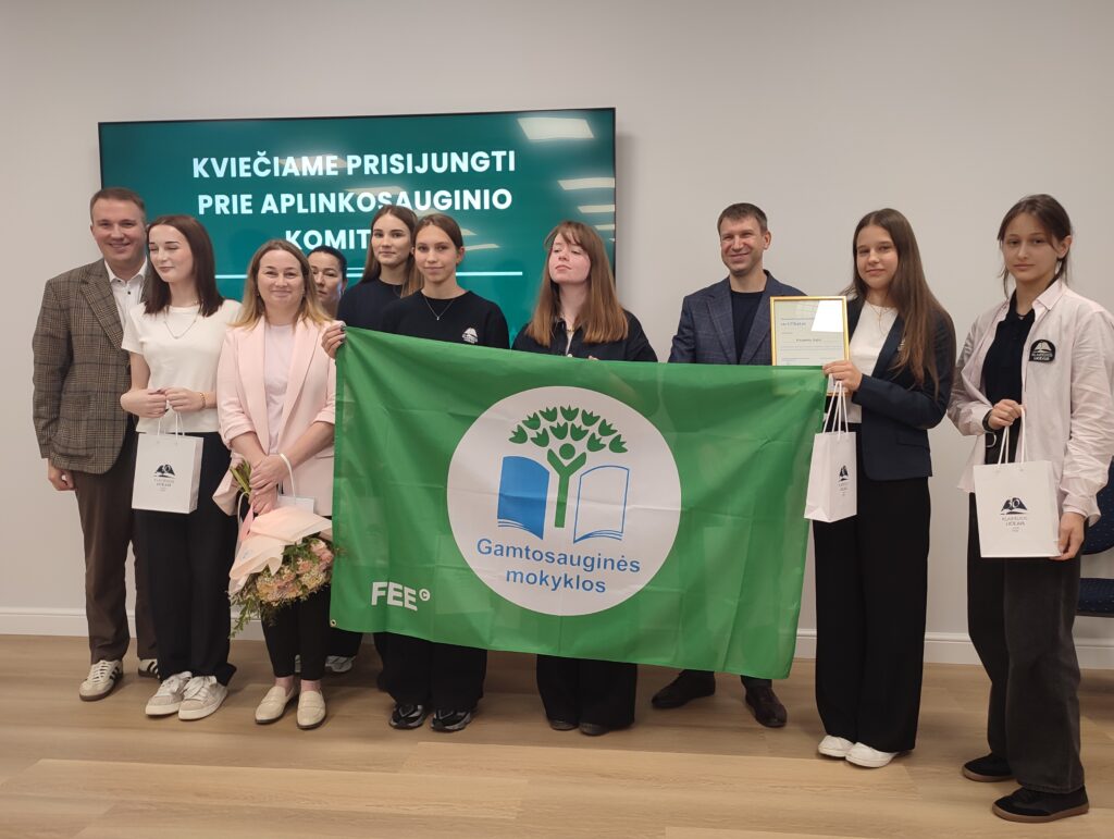 Klaipėdos licėjui įteikta Gamtosauginių mokyklų programos Žalioji vėliava
