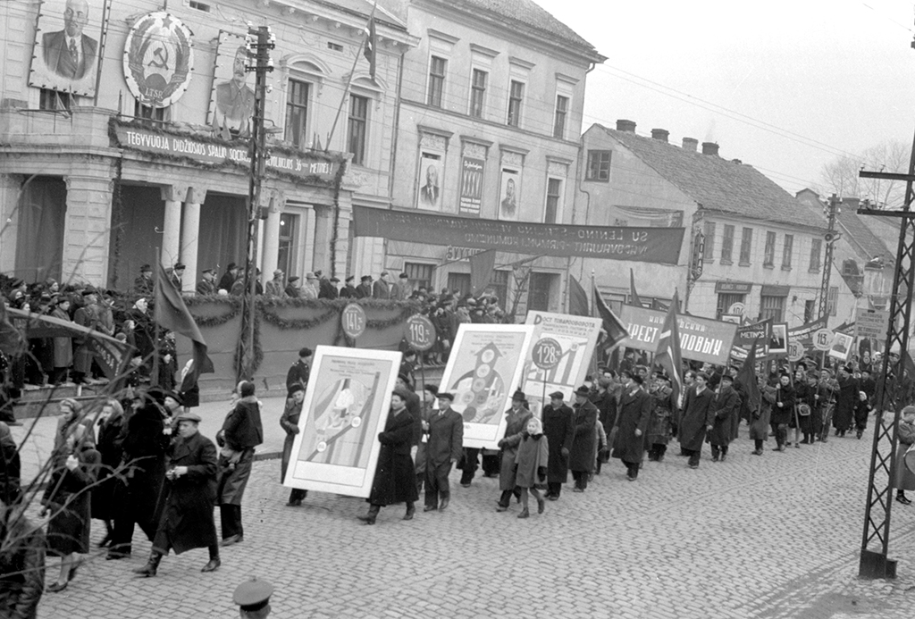 Klaipėdiečiai spalio revoliucijos metinėms skirtose eitynėse 1953-iaisiais.