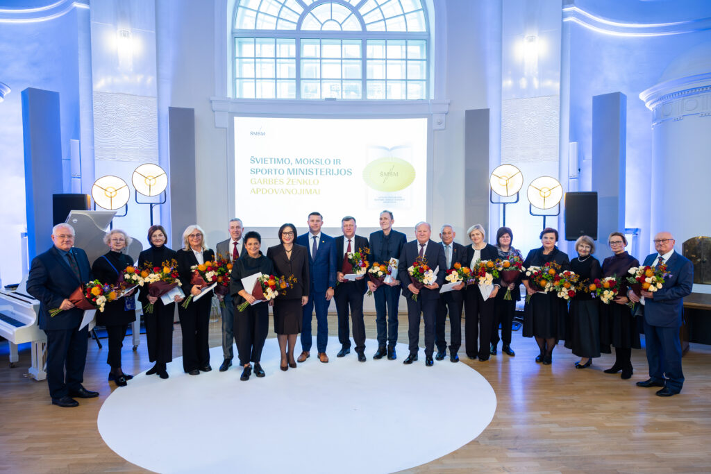 Švietimo, mokslo ir sporto ministerijoje ministrė Raminta Popovienė įteikė ministerijos garbės ženklus švietimui nusipelniusiems žmonėms