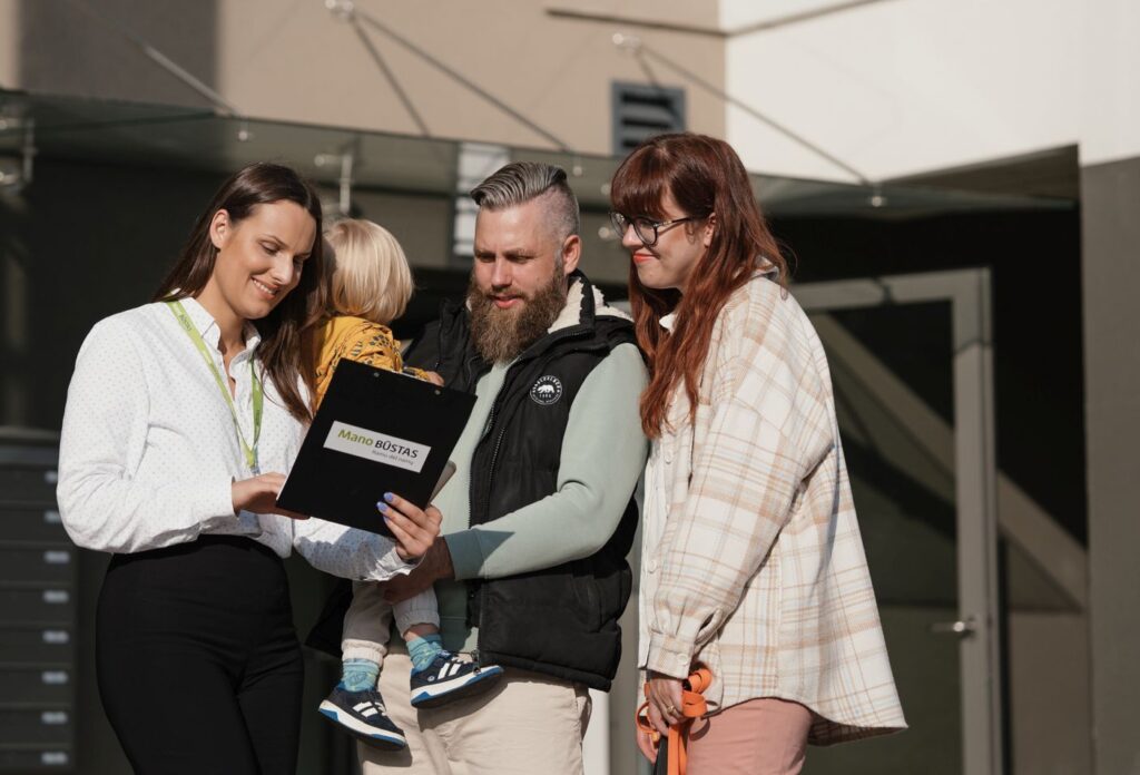 „Mano Būstas“ darbuotoja kalbasi su klientais