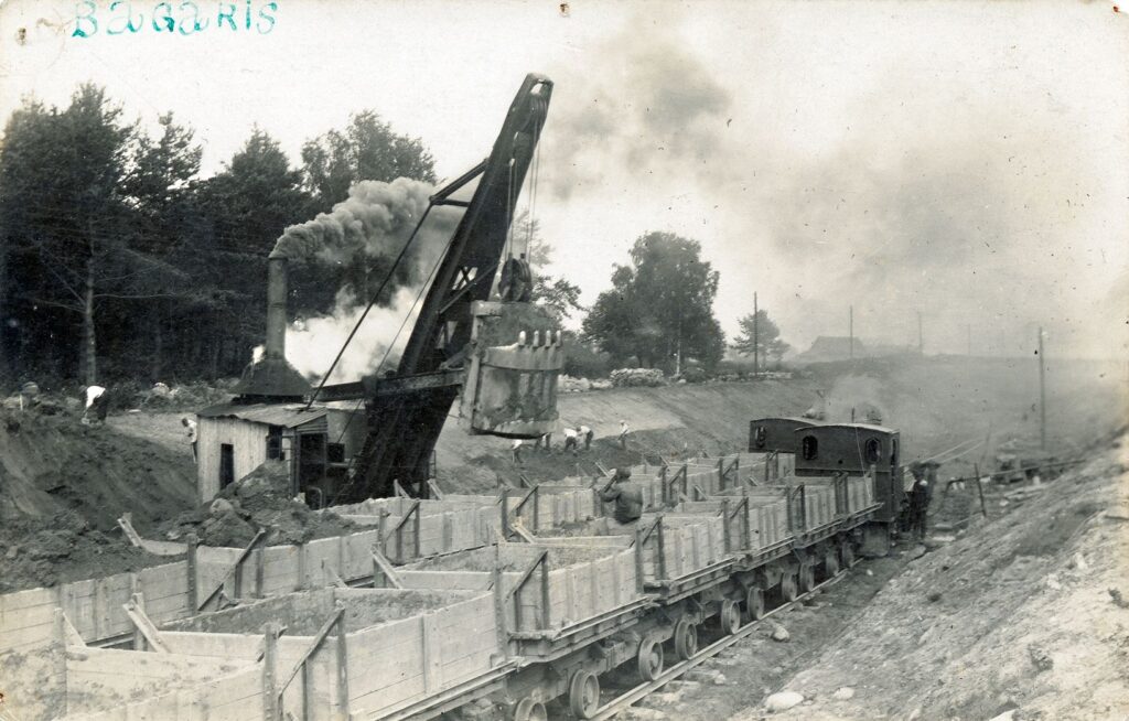Geležinkelio linijos Telšiai-Kretinga statyba 1931 m. Kūlupėnų (Kartenos vls., Kretingos aps.) apylinkėje.