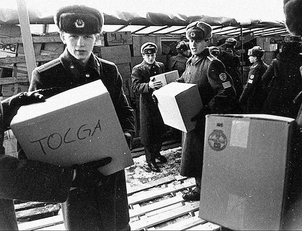 Amerikiečių humanitarinę pagalbą 1992 metais iškrauna karinės mokyklos kursantai