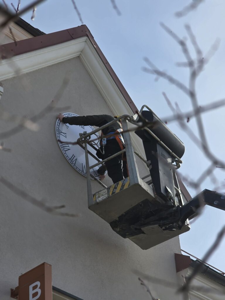 Įrengiamas laikrodis Melnragėje