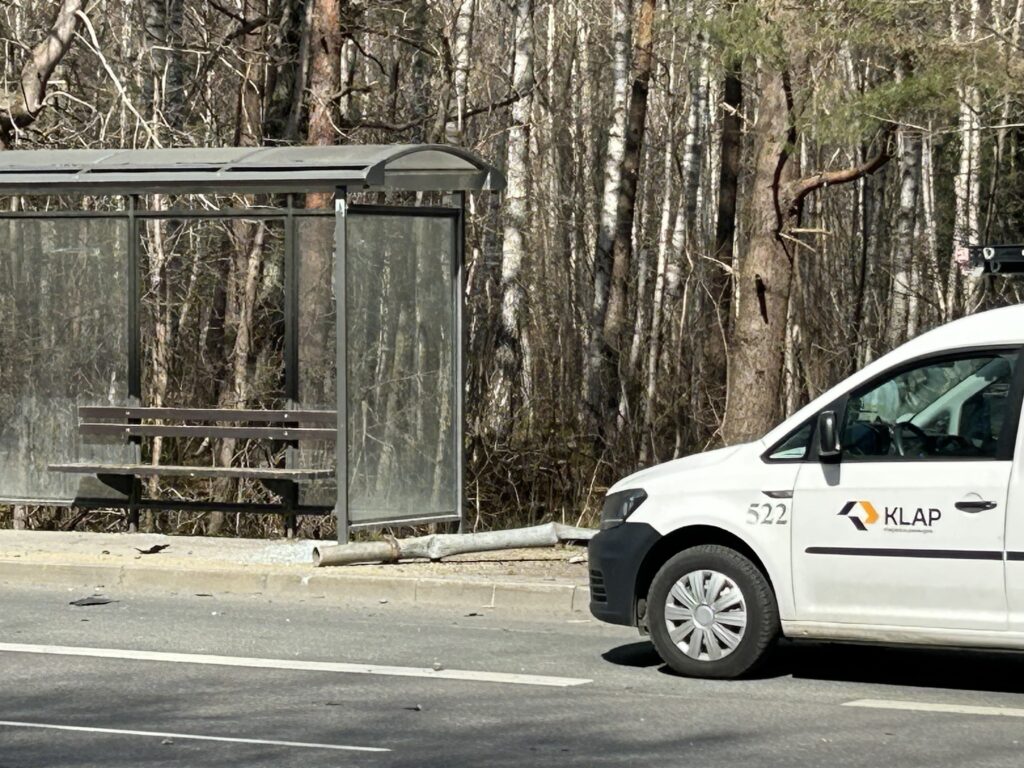 Avarija prie Girulių stotelės P. Lideikio gatvėje, R. Gečiūnaitės nuotr.