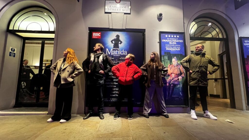 Klaipėdos valstybinio muzikinio teatro komanda Londone. Rūtos Bunikytės nuotr.