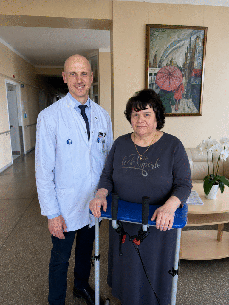 Gydytojas Šarūnas Varnas ir pacientė Joana. KUL nuotr.