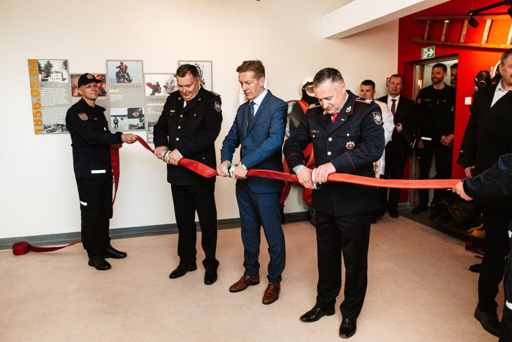 Edukacinę klasę oficialiai atidarė Priešgaisrinės apsaugos ir gelbėjimo departamento direktorius Renatas Požėla, Klaipėdos meras Arvydas Vaitkus ir Klaipėdos PGV viršininkas Vidas Kerševičius. Klaipėdos priešgaisrinės gelbėjimo valdybos archyvo nuotr.