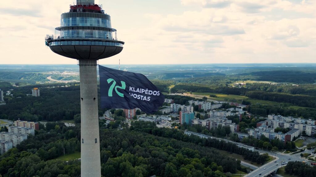 35 metų sukaktį simboliškai žymi ant Vilniaus televizijos bokšto iškelta Klaipėdos uosto vėliava.
Klaipėdos valstybinio jūrų uosto direkcijos nuotr.