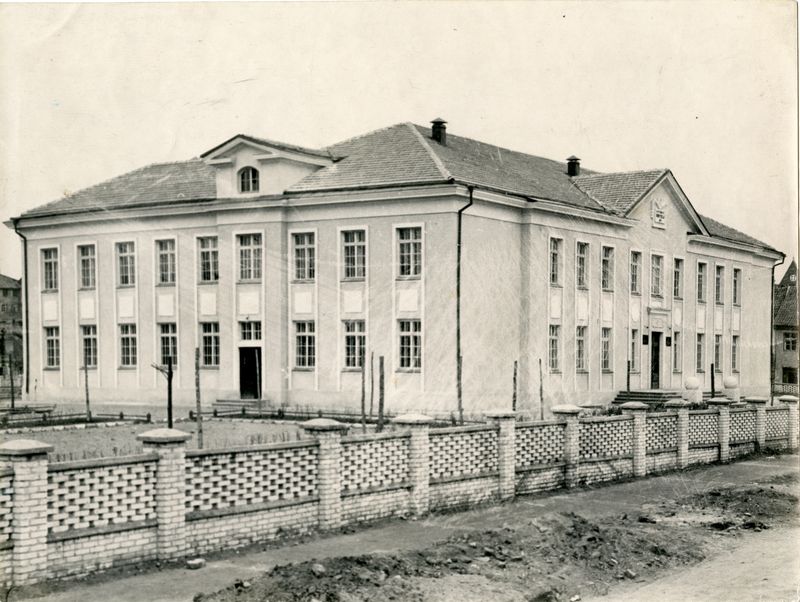 Klaipėda. Naujai pastatyta IV vidurinė mokykla Daržų gatvėje 1953 mlmli