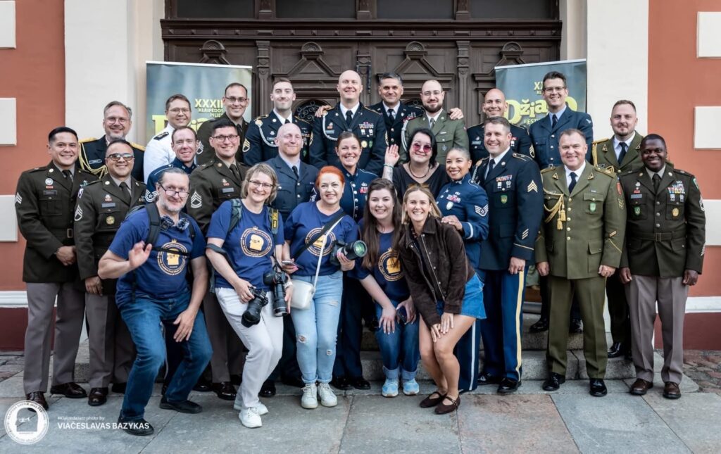 NATO džiazo orkestras su festivalio organizatoriais. Viačeslavo Bazyko nuotr.