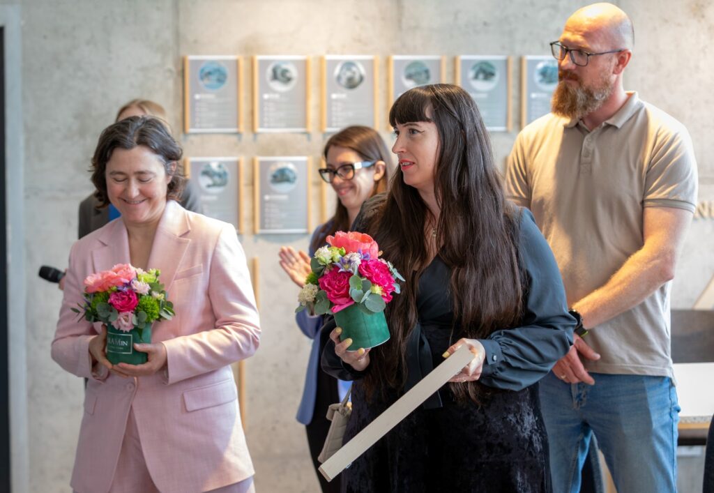 Prancūzijos ambasadorė Lietuvoje Lucie Stepanyan ir menininkė Christelle Mas. Alfonso Mažūno nuotr.