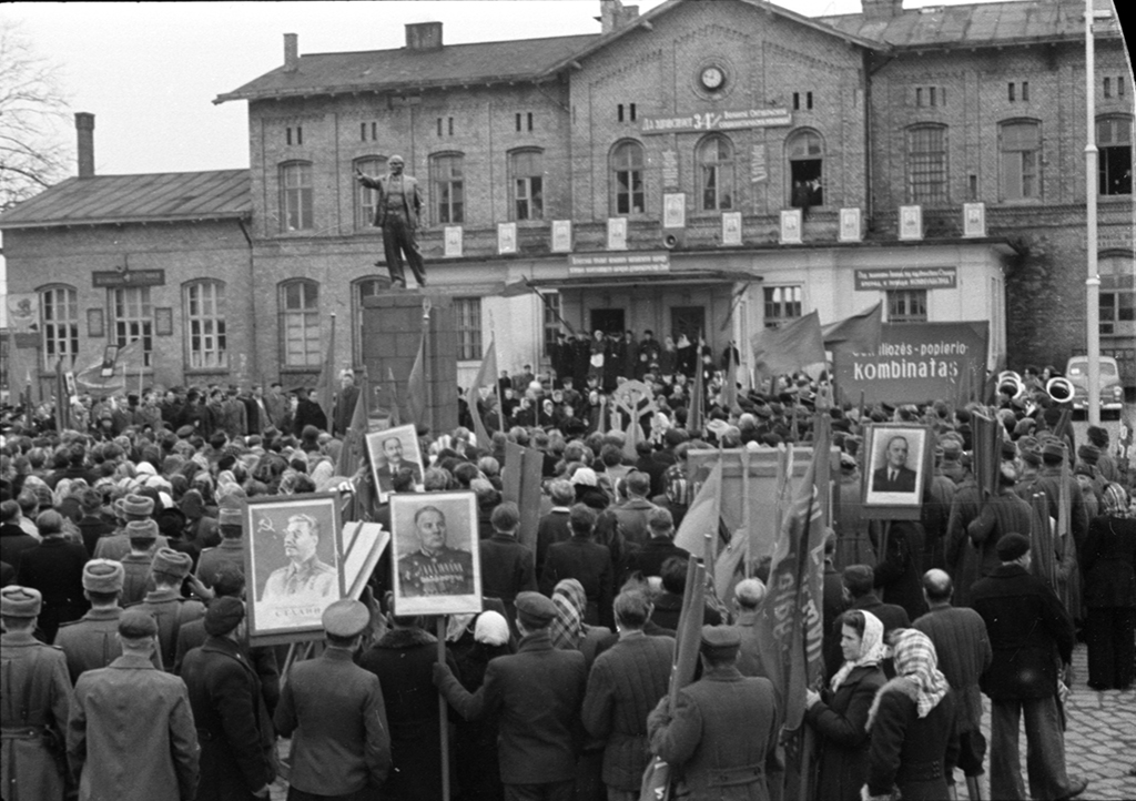 Mitingas, atidengiant Lenino
paminklą Klaipėdos geležinkelio stoties aikštėje.
Sukūrimo vieta: Klaipėda
Sukūrimo data: 1951 11
Dokumento rūšis: Negatyvas
Kiekis: 3
Matmenys:
Autorius (-iai): Umbrasas B.