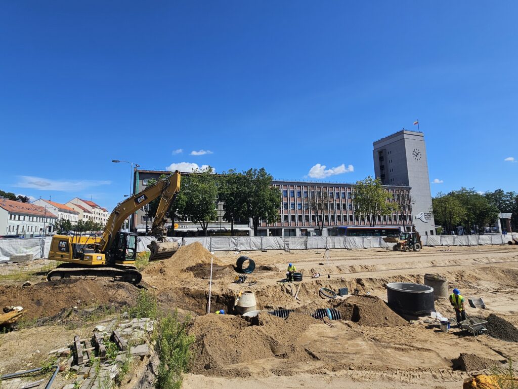 Darbai Atgimimo aikštėje