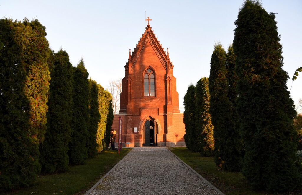 Grafų Tiškevičių šeimos ramybę saugantis koplyčios-mauzoliejaus pastatas. Kretingos muziejaus nuotr.