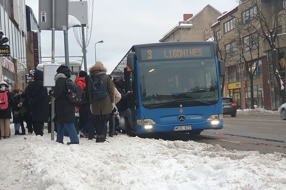Dėl pūgos apie 3000  vairuotojų persėdo į autobusus