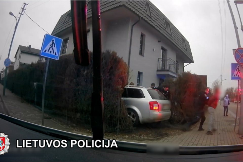 Palangoje girtas vairuotojas vos nesitrenkė į namo sieną  (video)