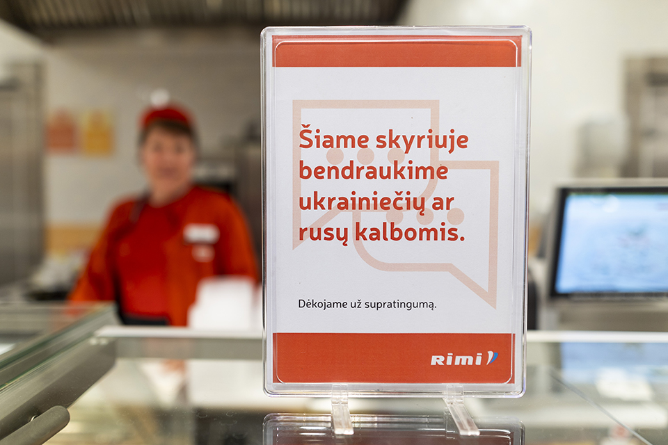 „Rimi“ parduotuvėse – specialūs pranešimai apie darbuotojus, nekalbančius lietuviškai