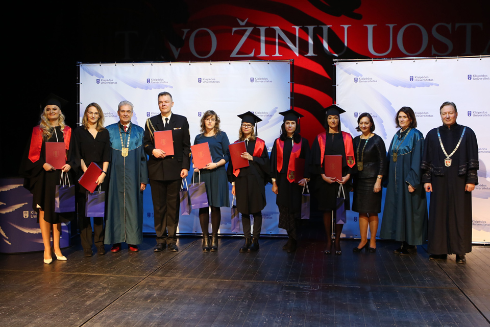 Universiteto absolventams įteikti diplomai