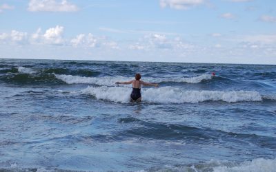 Baltijoje maudytis galima, nors vanduo dar vėsus