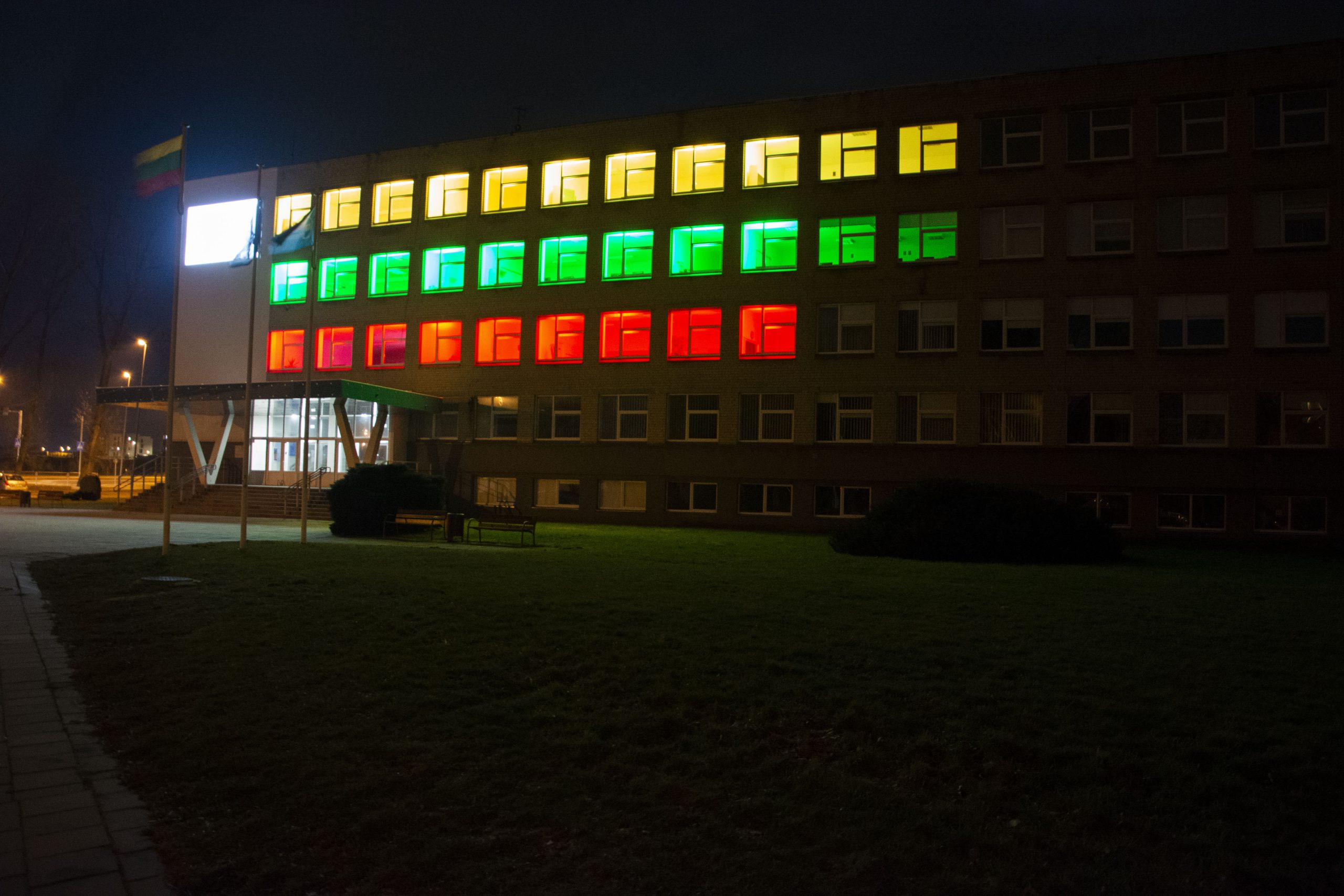 Klaipėdos valstybinės kolegijos pastatai nušvito trispalvės šviesomis