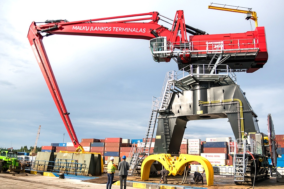 Malkų įlankos terminalas įsigijo didžiausią Baltijos šalyse hidraulinį kraną