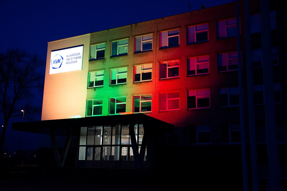 Kolegijos pastatas nušvito trispalvės spalvomis