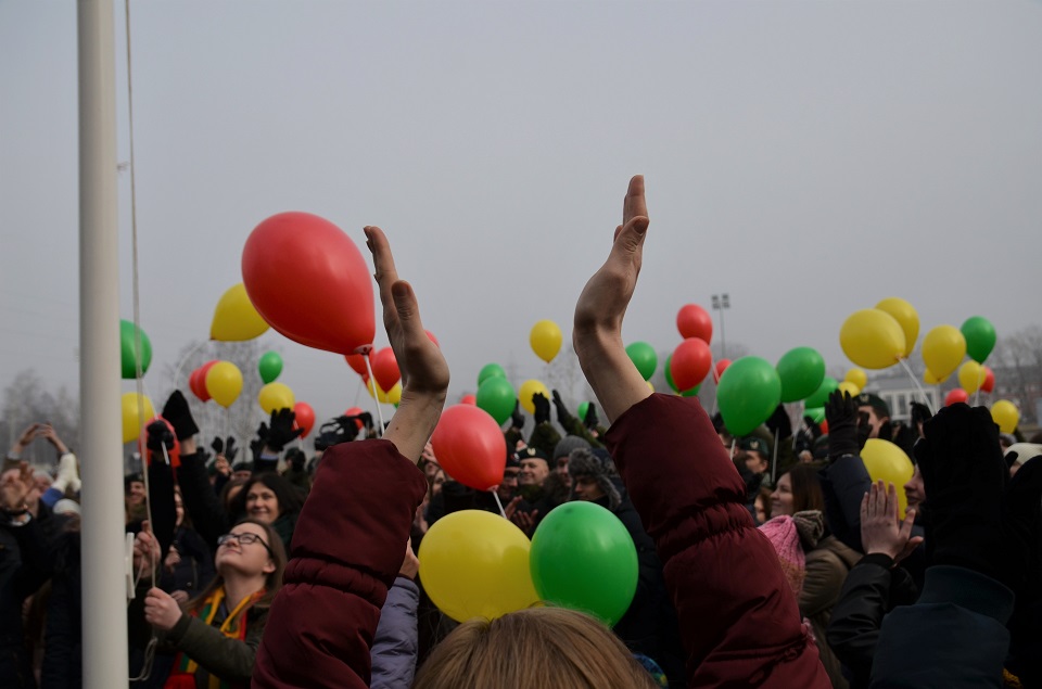 Švenčių atributas balionai – nesuyranti plastiko šiukšlė