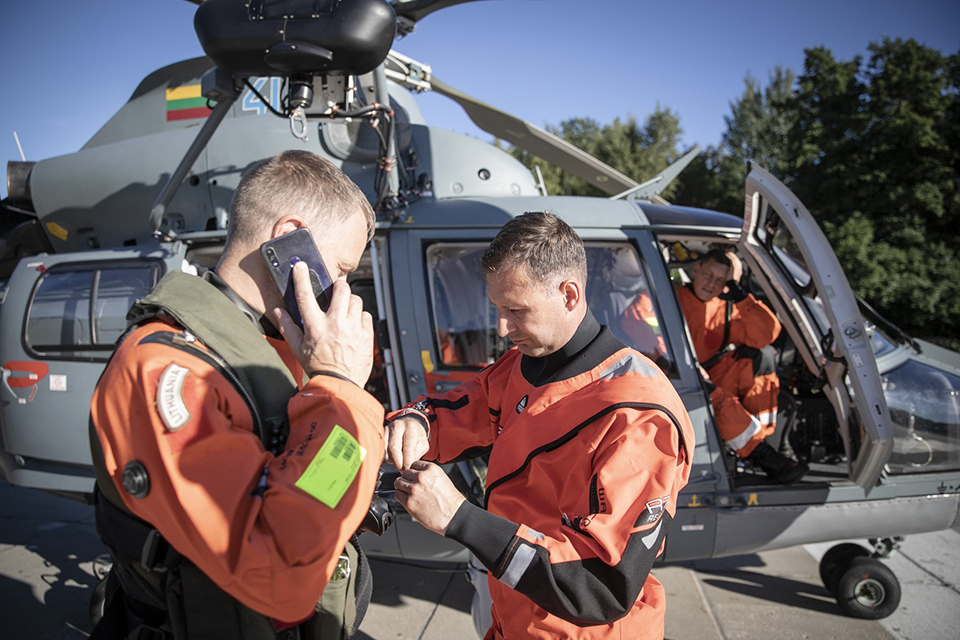 Karinių oro pajėgų sraigtasparnio įgula: pavojaus jūroje kartais neįvertina ir seni jūrų vilkai