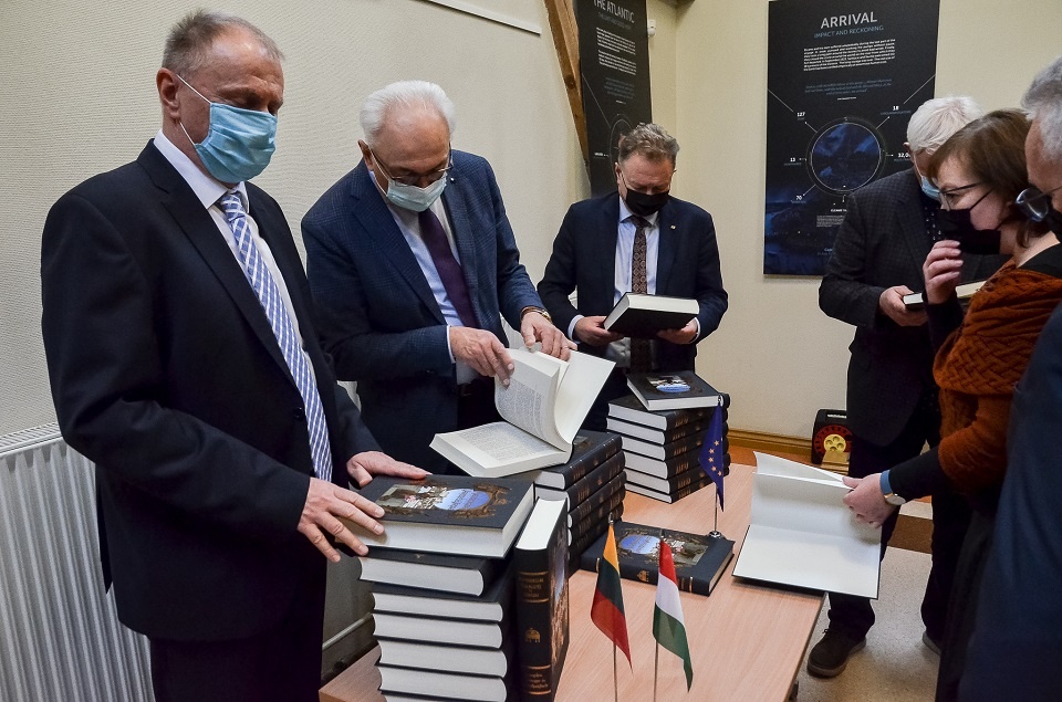 KU bibliotekoje – Vengrijos ir Latvijos ambasadų dovanotos istorijos knygos