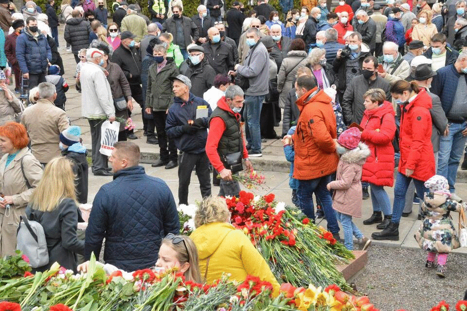 Тысячи людей у мемориала и песни о колорадских жуках. Как отметили День Победы в Клайпеде?