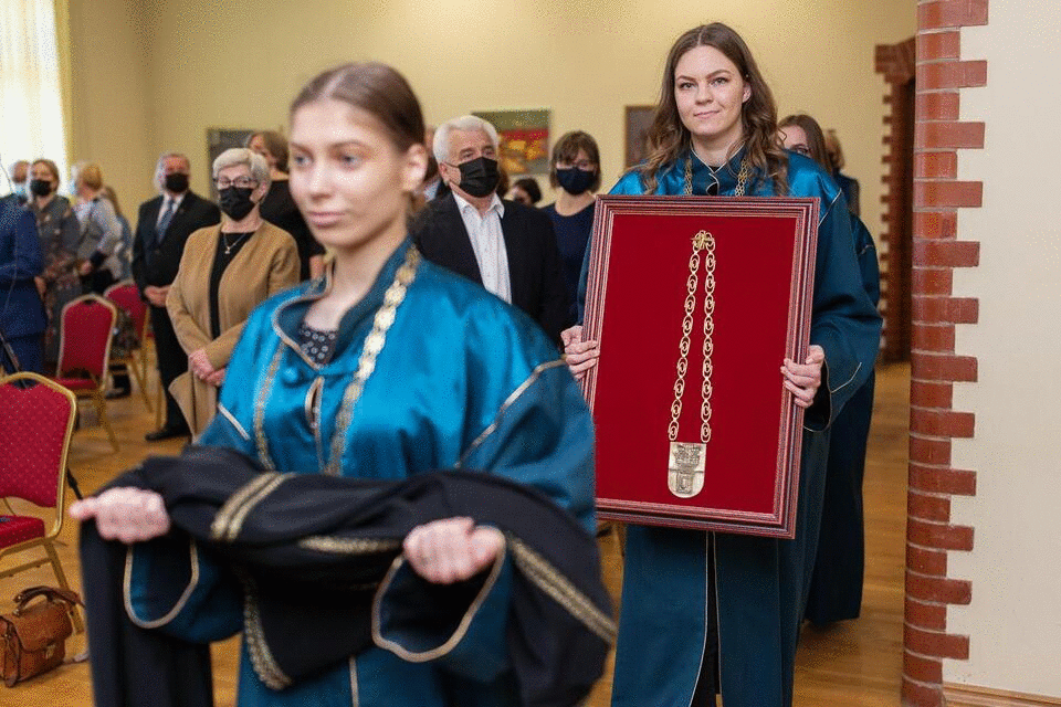 Klaipėdos universitetas inauguravo du naujus Garbės daktarus