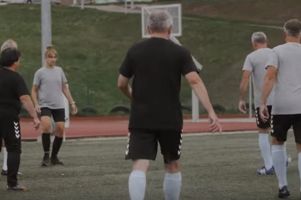 Senjorai kviečiami žaisti futbolą…vaikščiojant