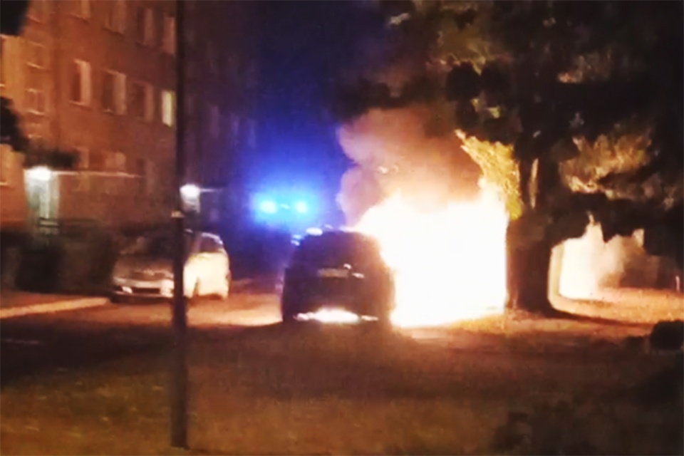 Debreceno gatvėje sudegė automobilis, dar du nukentėjo