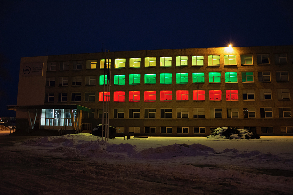 Klaipėdos valstybinės kolegijos pastatas nusidažė vėliavos spalvomis