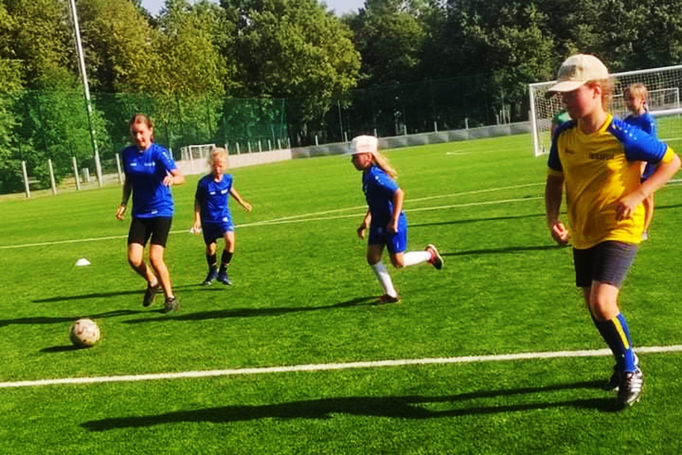 Merginų futbolas Klaipėdoje: koją kiša įsisenėję stereotipai