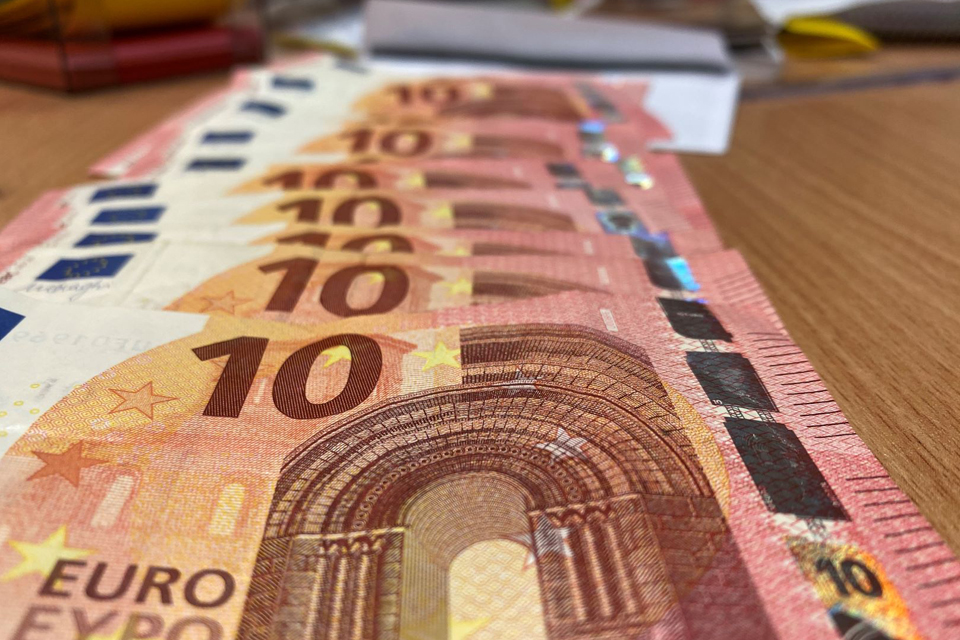 Apsimetėliai iš moters išviliojo 713 eurų