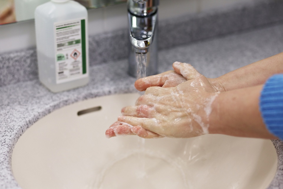 Kaip prižiūrėti dezinfekcinio skysčio nualintą rankų odą?