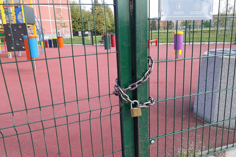 Sąjūdžio parke – vaikų nusivylimas: žaidimų aikštelę saugo spyna