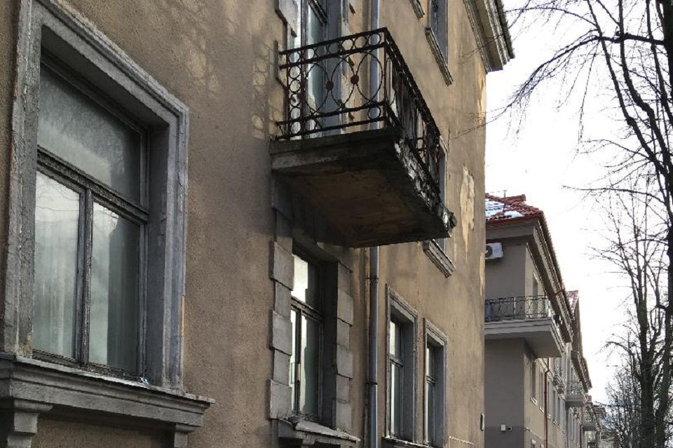 Miesto centre – griūvantys balkonai