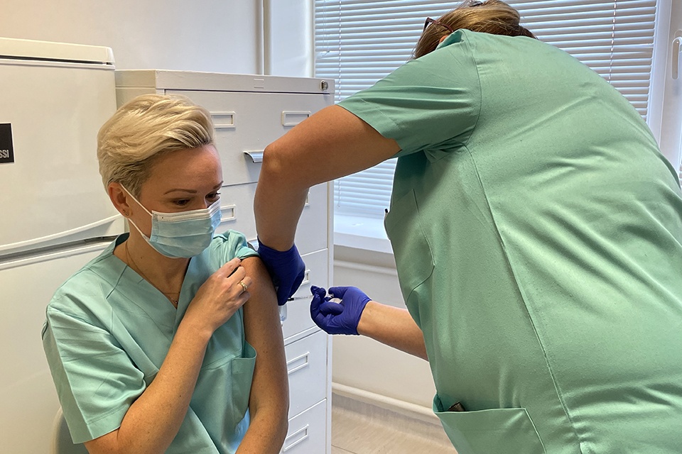 Klaipėdos universitetinė ligoninė jau skiepija darbuotojus trečia vakcina
